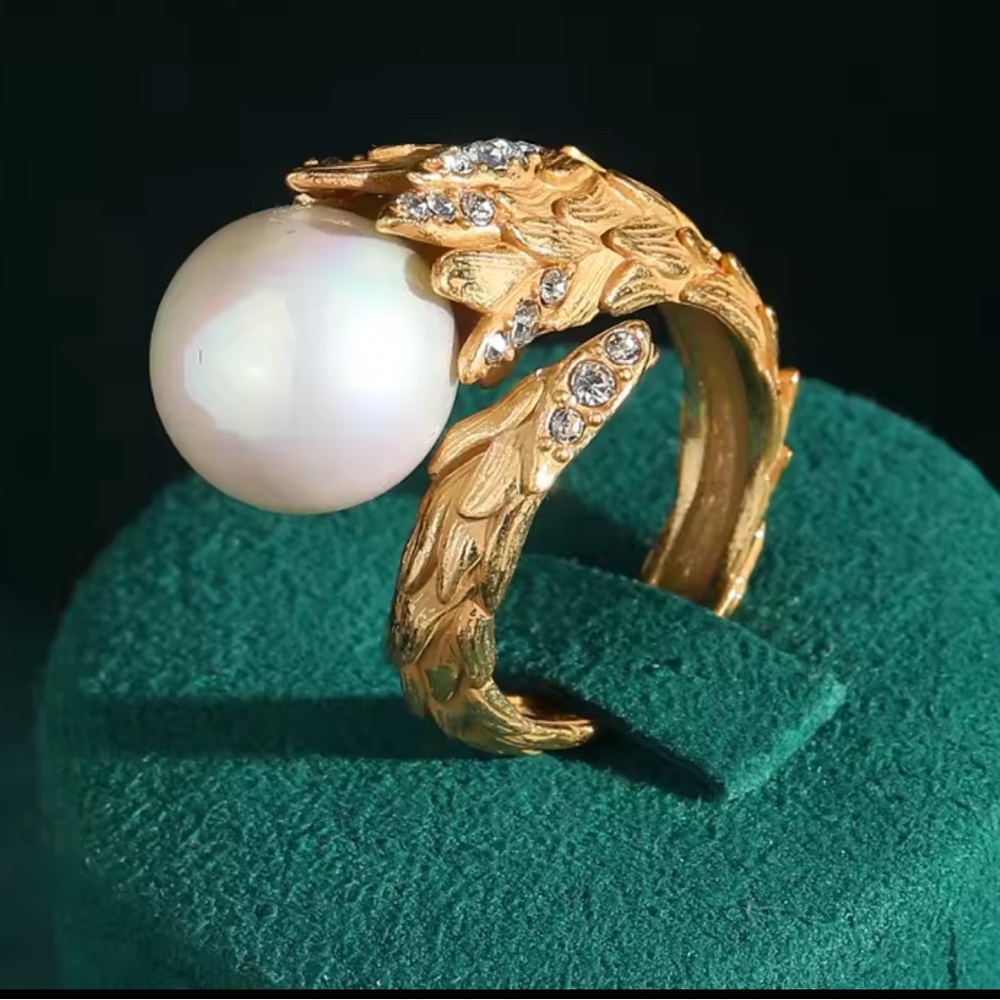 Antique Gold Leaf Band Fine Craftsmanship Crystals Ring